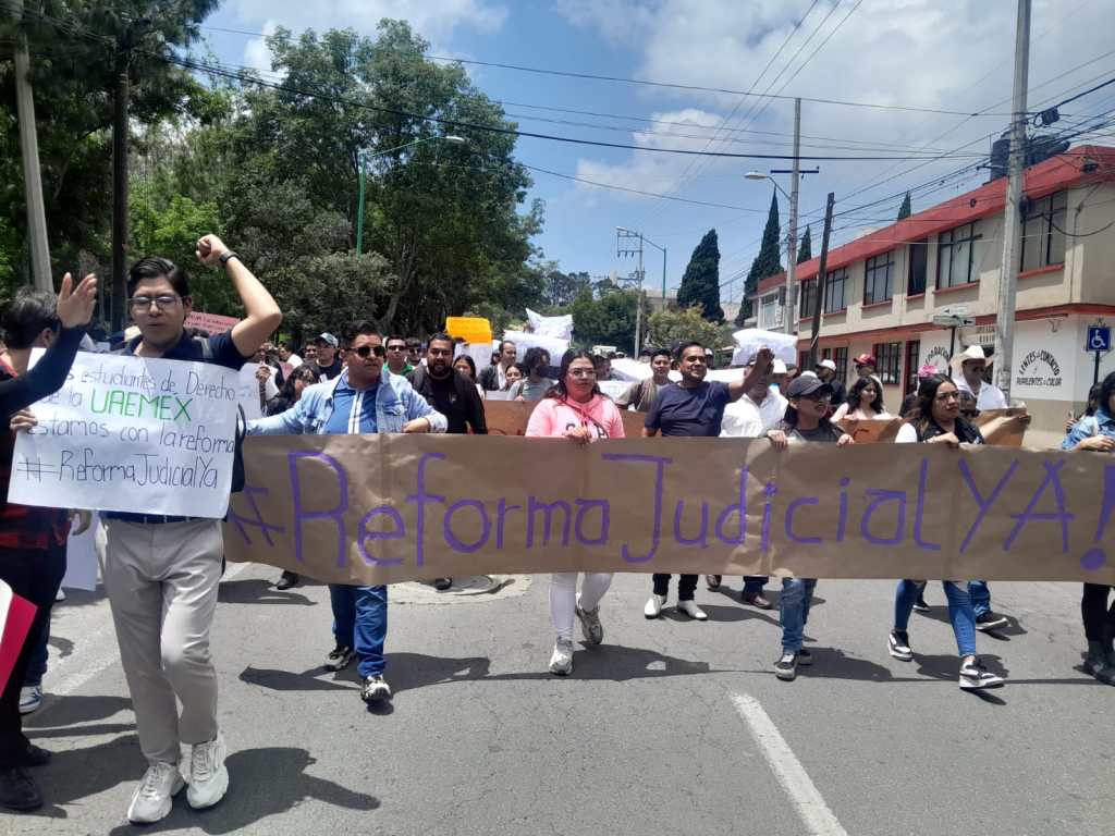 Estudiantes marchan en 13 estados en apoyo a la reforma&nbsp;judicial